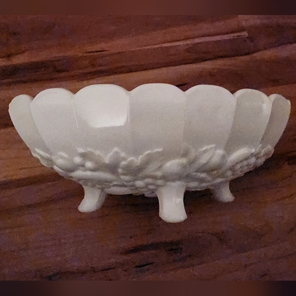 Large milk glass oval footed fruit bowl, vintage mid-century, great condition! - Picture 5 of 13